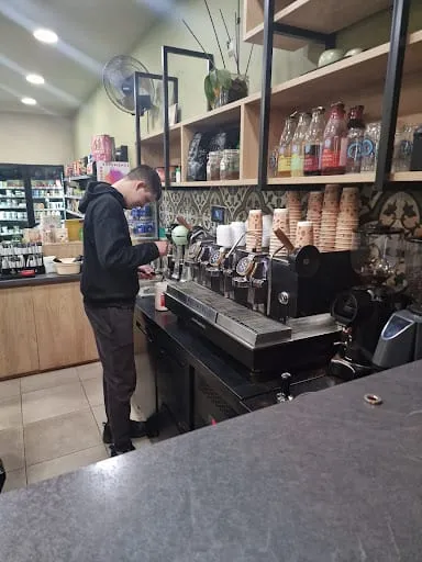 Barista ετοιμάζει καφέ στην επαγγελματική μηχανή του Olimèri
